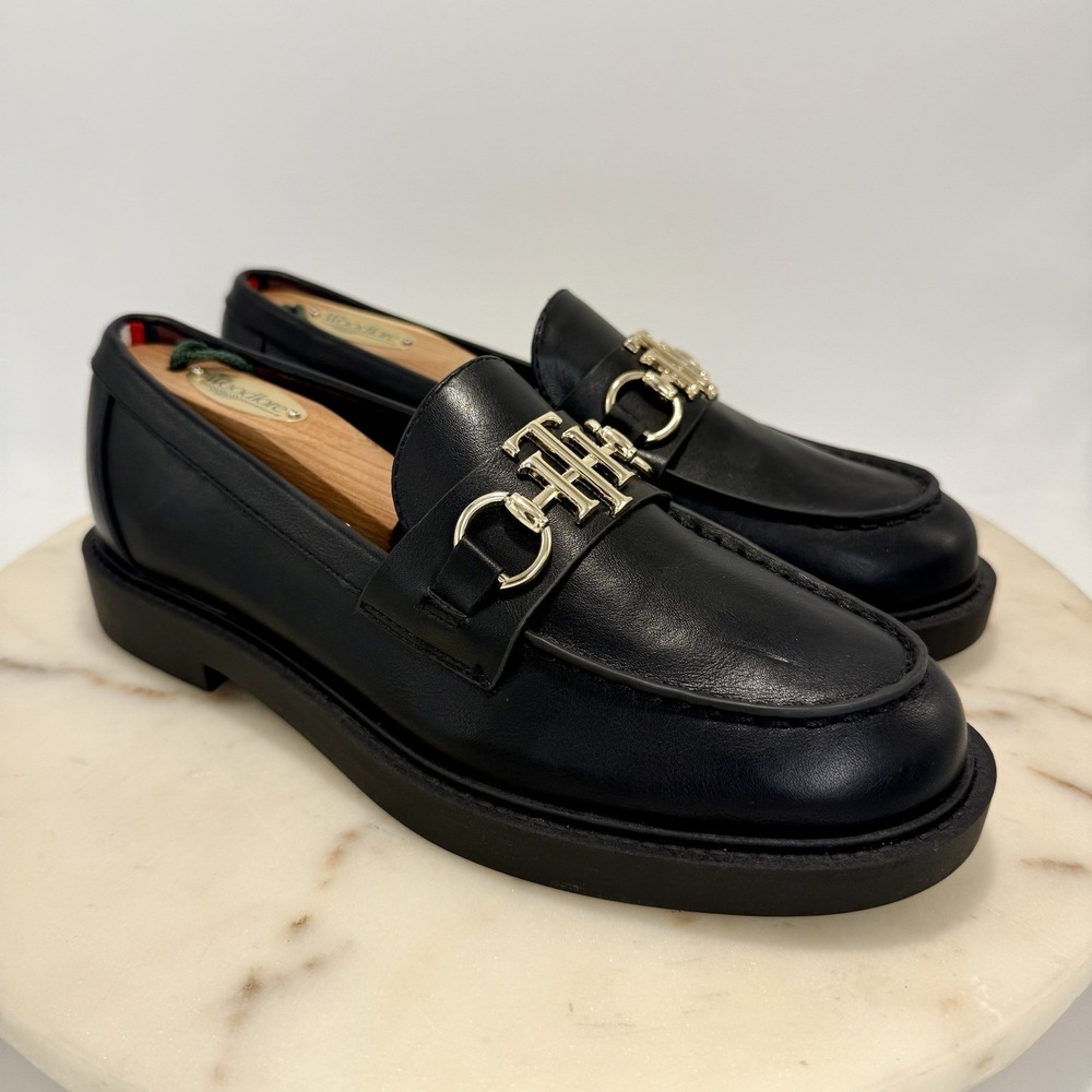 Viral Tommy Hilfiger Women's Trevys Slip On Moc Toe Loafers. Size 7